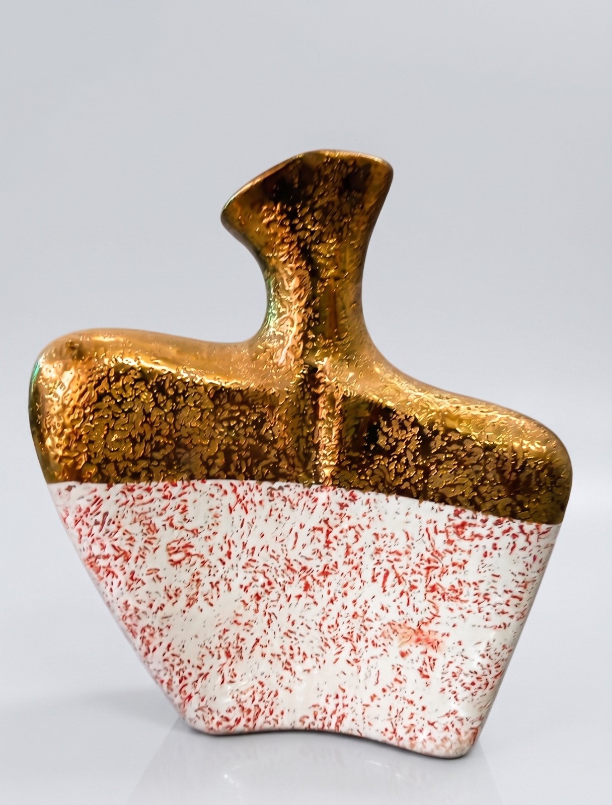 Store Lavish Abstract Two-Tone Sculptural Ceramic Vase – Textured Metallic Gold & Speckled Red-White Base - Image 5