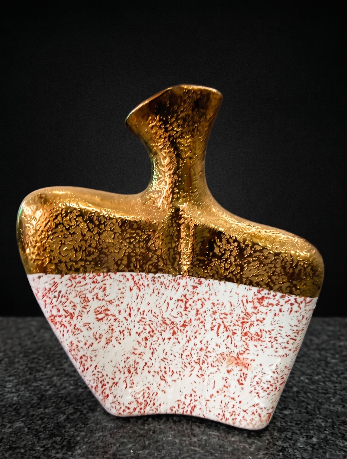 Store Lavish Abstract Two-Tone Sculptural Ceramic Vase – Textured Metallic Gold & Speckled Red-White Base - Image 2