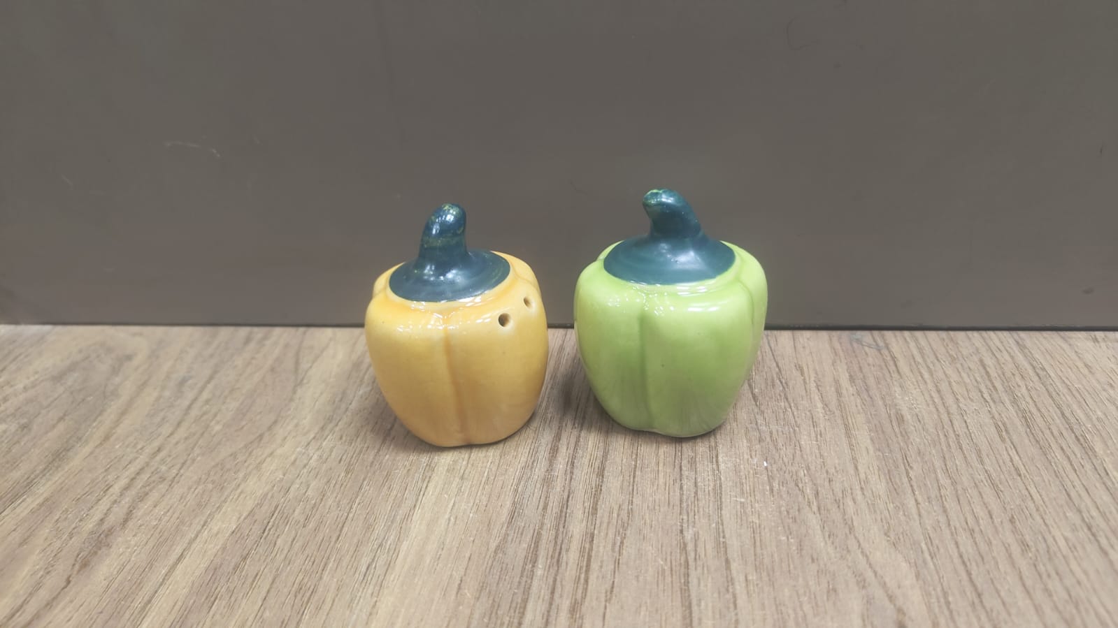 Store Lavish Ceramic Bell Pepper Salt & Pepper Shakers Set – Yellow & Green - Image 5
